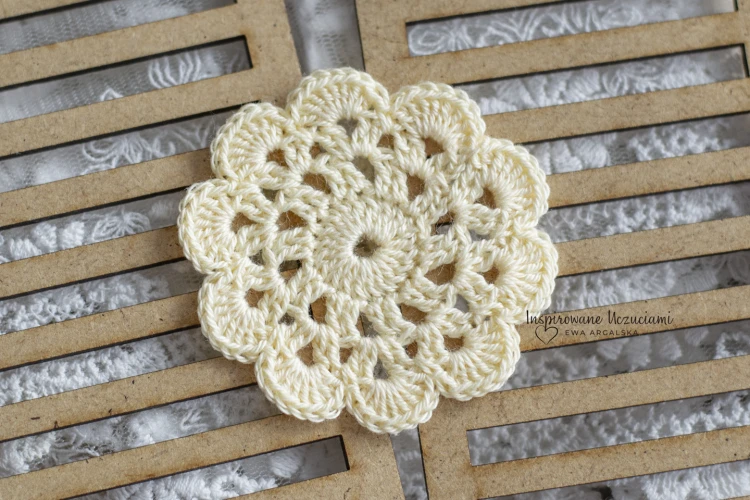 mała-serwetka-na-szydełku-do-scrapbookingu-6cm-beż-jasny.jpg