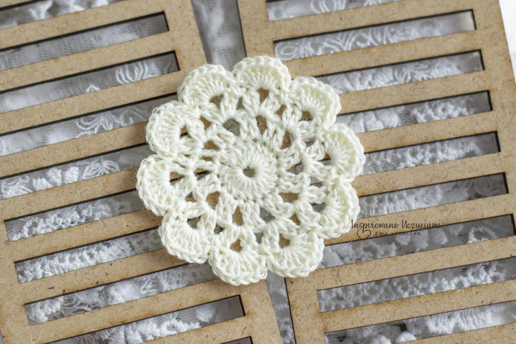 mała-serwetka-na-szydełku-do-scrapbookingu-6cm-ecru.jpg