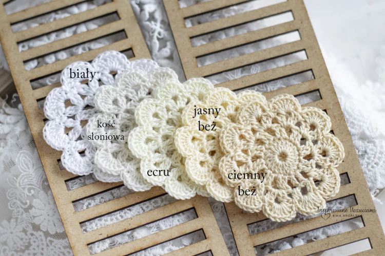 mała-serwetka-na-szydełku-do-scrapbookingu-6cm-od bieli do beżu z podpisami.jpg