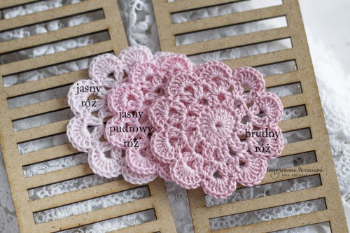 mała-serwetka-na-szydełku-do-scrapbookingu-6cm-odcienie-różowego z podpisami.jpg