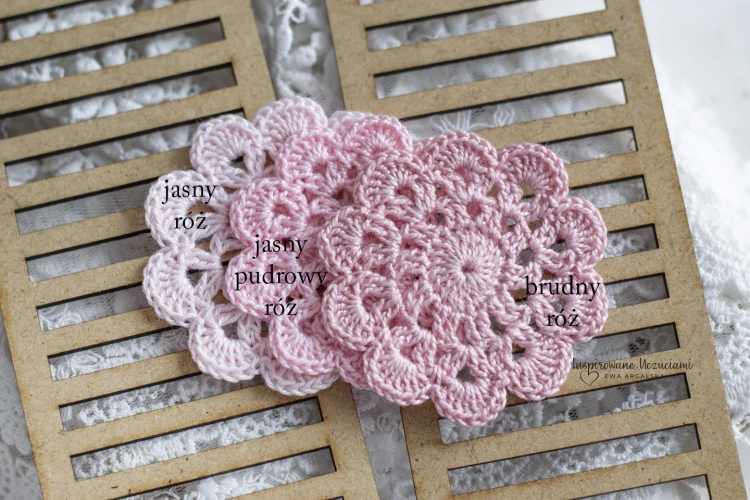 mała-serwetka-na-szydełku-do-scrapbookingu-6cm-odcienie-różowego z podpisami.jpg