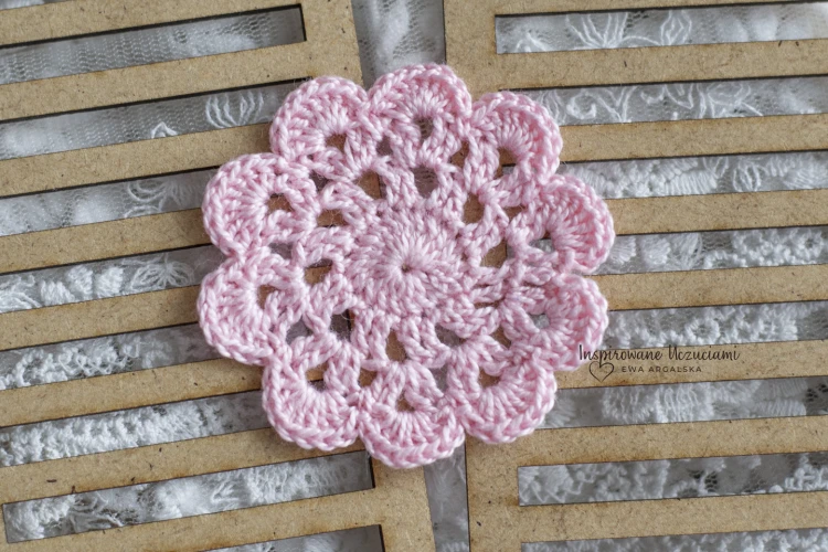 mała-serwetka-na-szydełku-do-scrapbookingu-6cm-jasny-pudrowy-róż.jpg