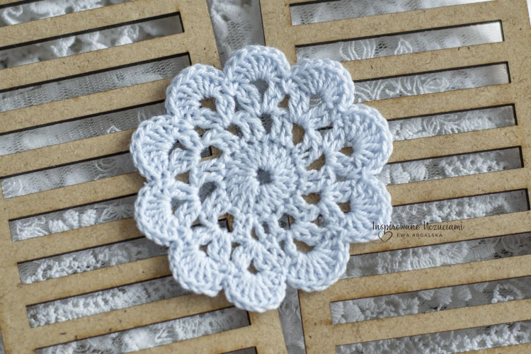 mała-serwetka-na-szydełku-do-scrapbookingu-6cm-błekit.jpg