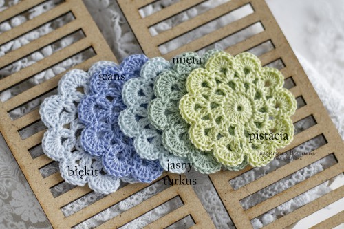 mała-serwetka-na-szydełku-do-scrapbookingu-6cm-błekity-zielenie-z podpisami.jpg