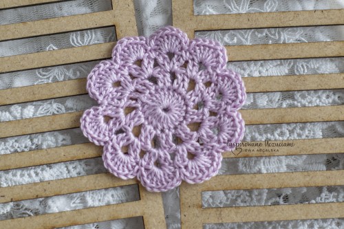 mała-serwetka-na-szydełku-do-scrapbookingu-6cm-jasny-fiolet.jpg