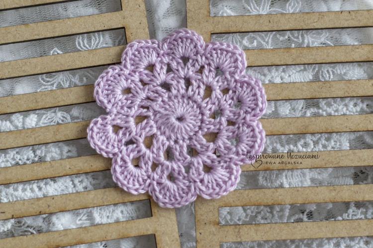 mała-serwetka-na-szydełku-do-scrapbookingu-6cm-jasny-fiolet.jpg