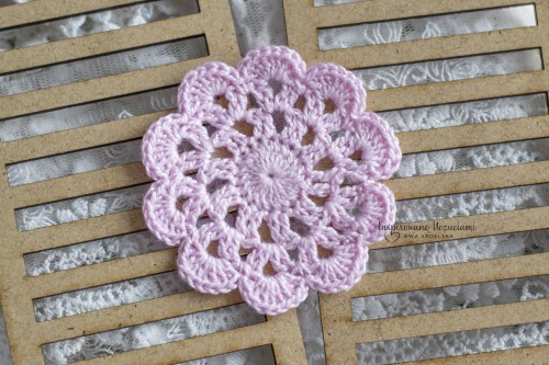 mała-serwetka-na-szydełku-do-scrapbookingu-6cm-lila.jpg