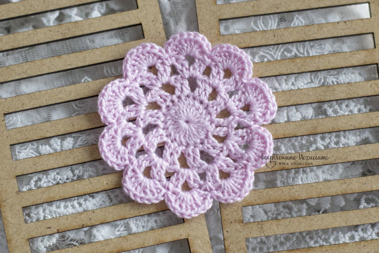 mała-serwetka-na-szydełku-do-scrapbookingu-6cm-lila.jpg