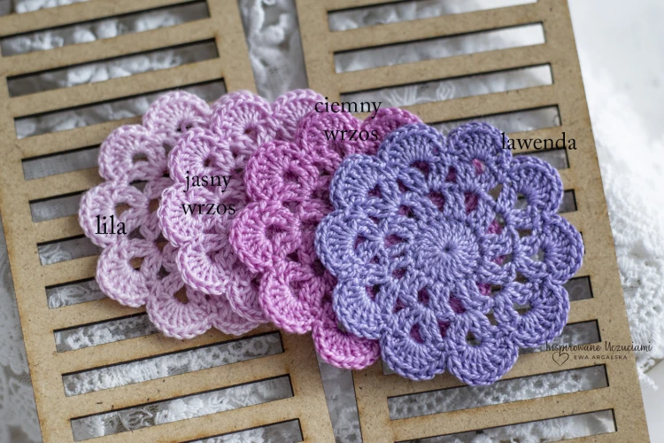 mała-serwetka-na-szydełku-do-scrapbookingu-6cm-odcienie-fioletu z podpisami.jpg