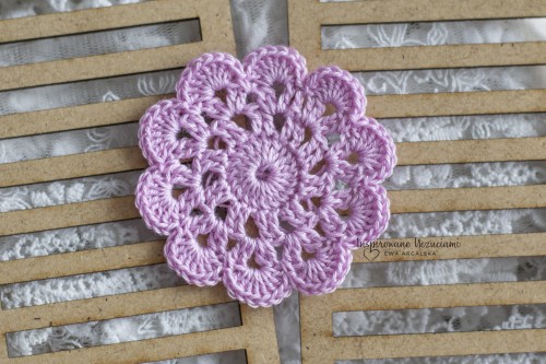 mała-serwetka-na-szydełku-do-scrapbookingu-6cm-jansy-wrzos.jpg