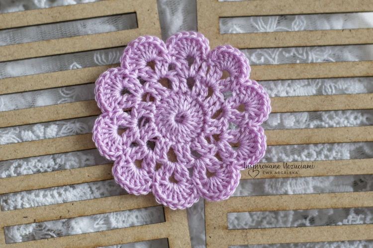 mała-serwetka-na-szydełku-do-scrapbookingu-6cm-jansy-wrzos.jpg