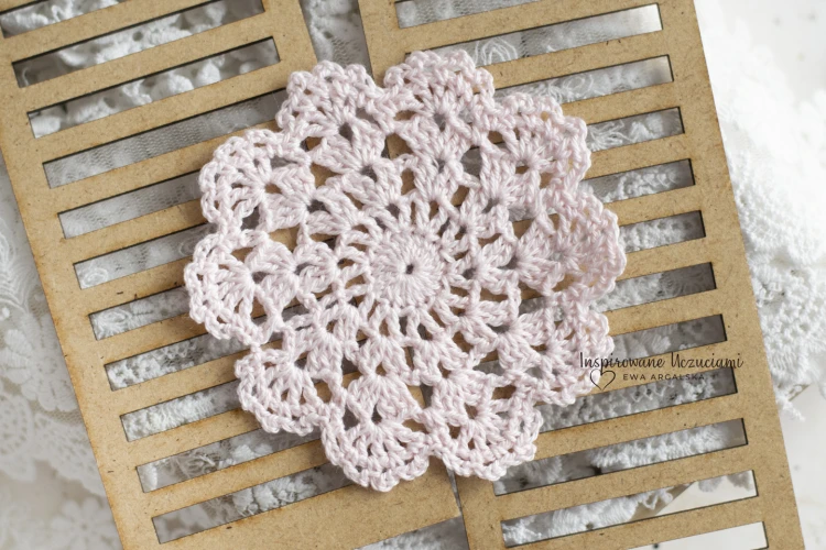 serwetka-szydełkowa-do-scrapbookingu-średnia-8cm-jasny-róż.jpg