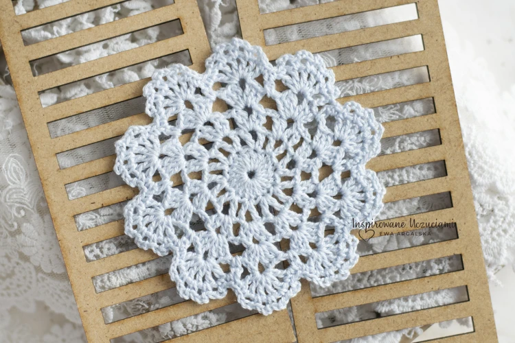 serwetka-szydełkowa-do-scrapbookingu-średnia-8cm-błękit.jpg