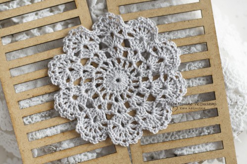 serwetka-szydełkowa-do-scrapbookingu-średnia-8cm-szara.jpg