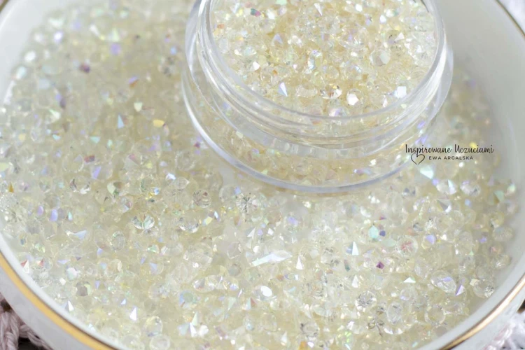 diamenciki opalizujące 2,5mm zbliżenie.jpg