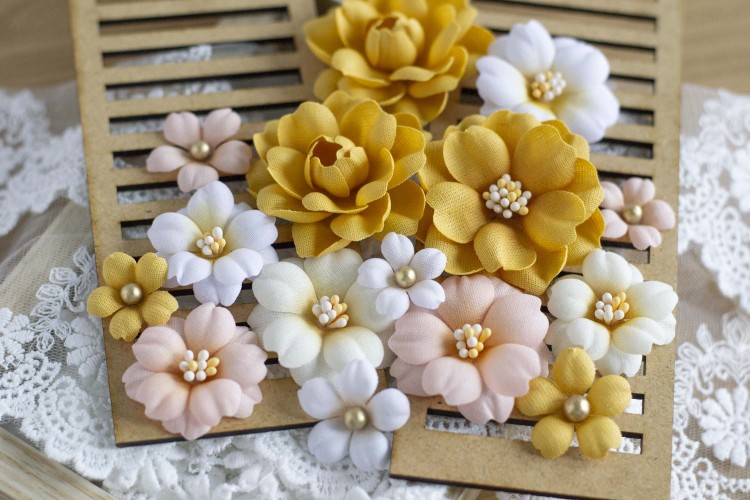 kwiaty-z-tkaniny-do-kolekcji-papierow-paulas-attic-scrapboys-1.jpg