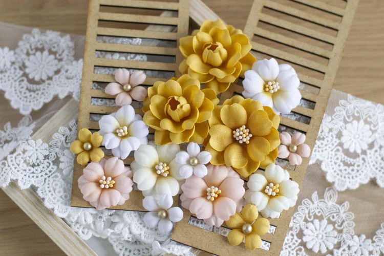 kwiaty-z-tkaniny-do-kolekcji-papierow-paulas-attic-scrapboys-3.jpg